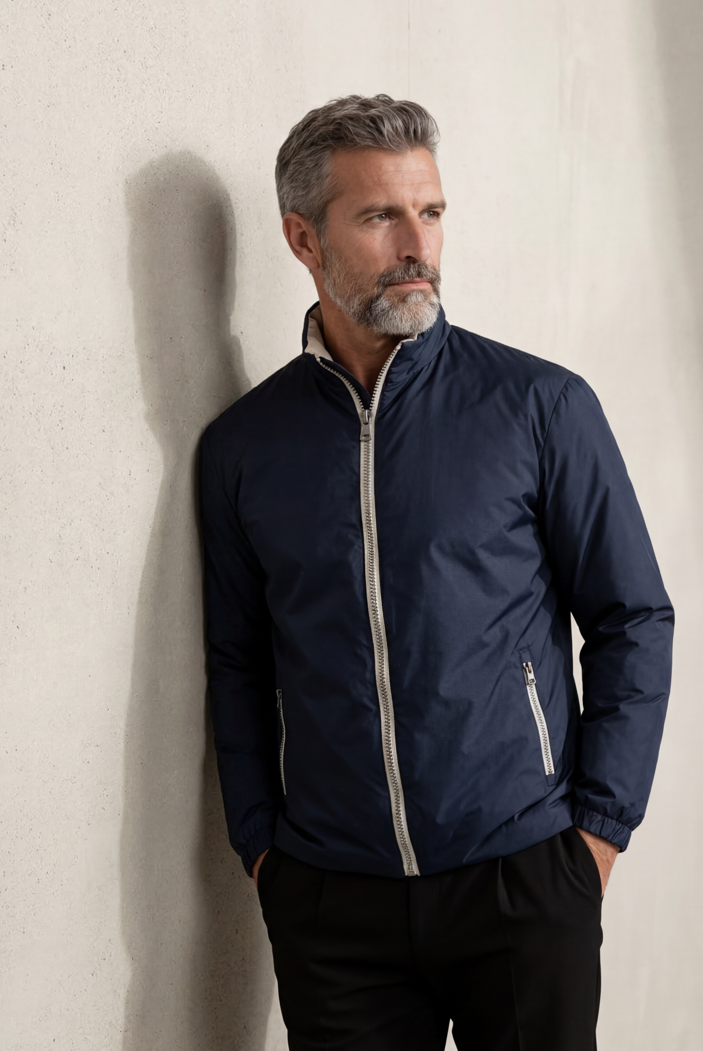 Blauer Windbreaker