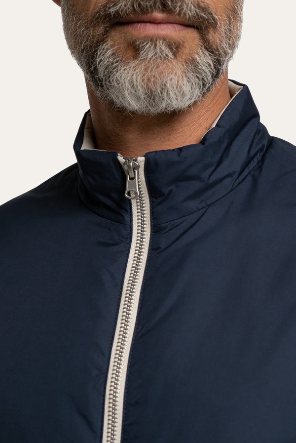 Blauer Windbreaker