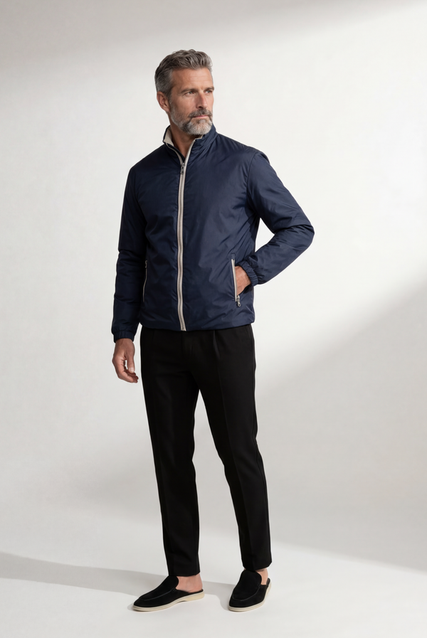 Blauer Windbreaker