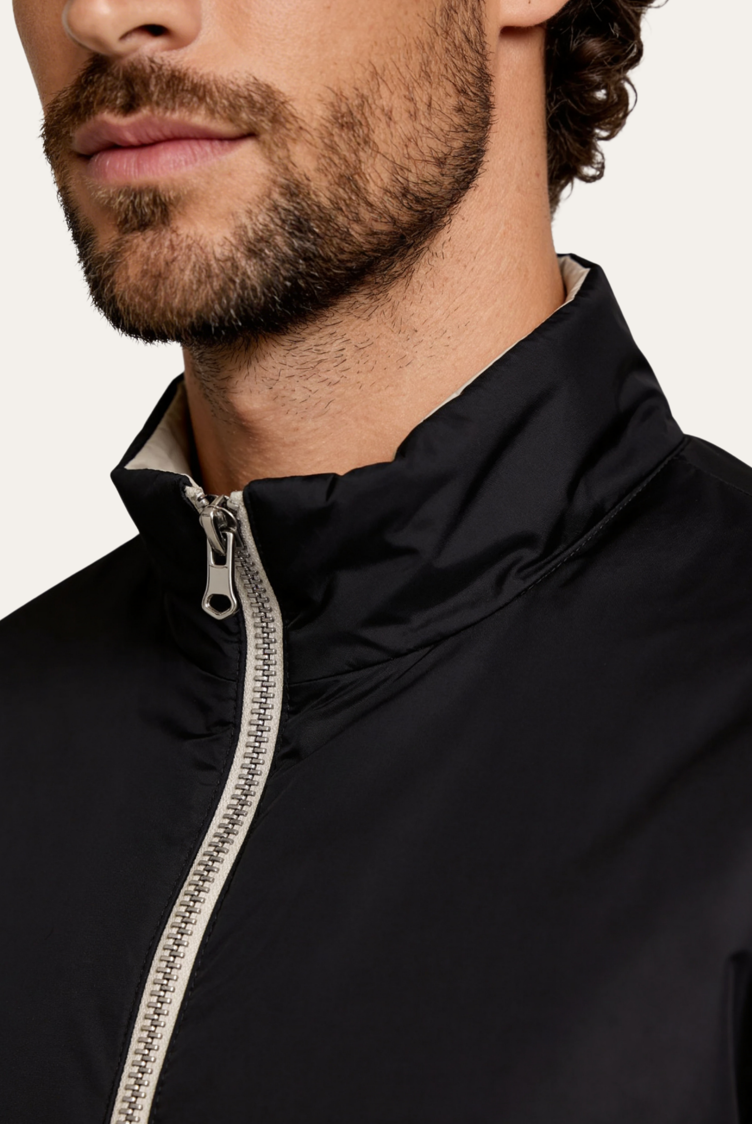 Schwarzer Windbreaker