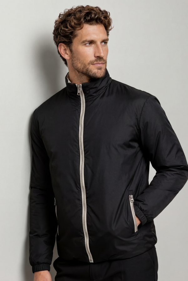 Schwarzer Windbreaker