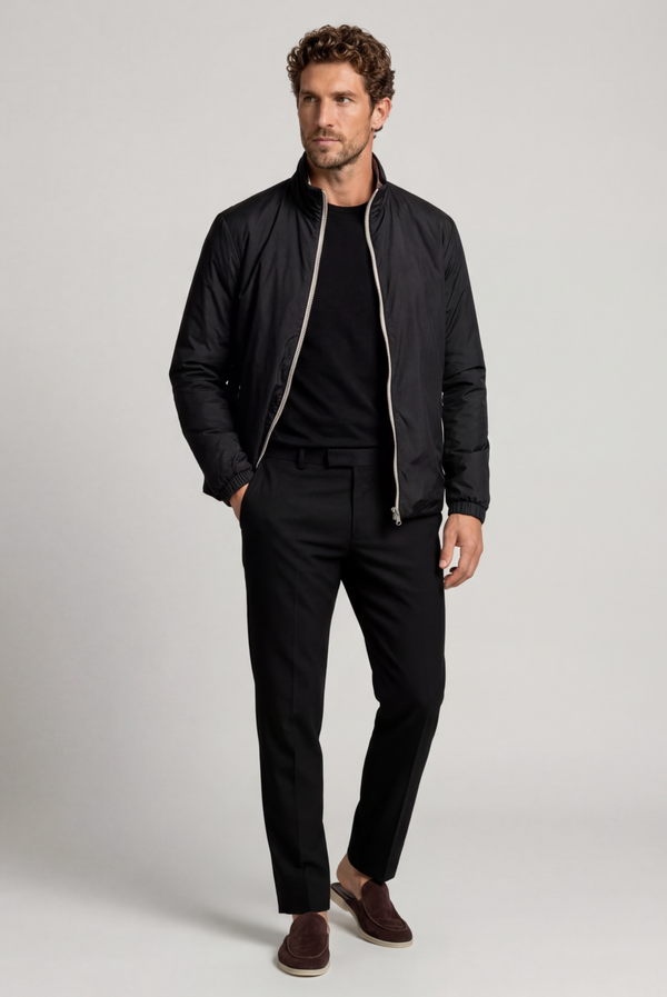 Schwarzer Windbreaker