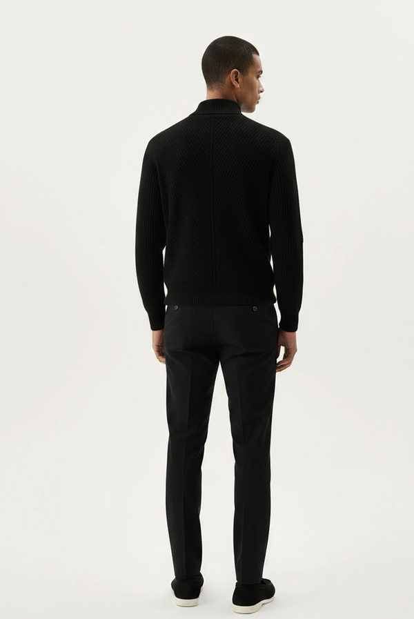 سترة كشمير سوداء محبوكة بخطوط بارزة